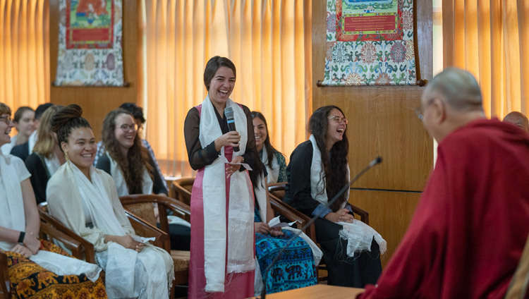 Sa Sainteté le Dalaï-Lama répond aux questions de l'auditoire lors de sa rencontre avec les élèves et les enseignants à sa résidence à Dharamsala, Inde, le 1er juin 2018. Photo de Tenzin Choejor