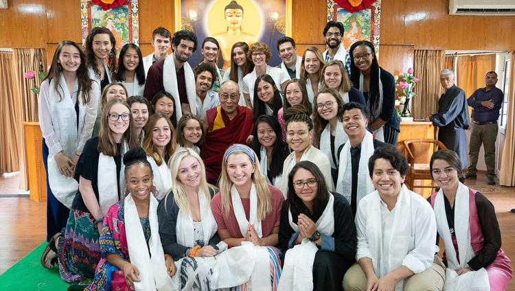 Sa Sainteté le Dalaï-Lama pose pour l'une des nombreuses photos de groupe à la fin de sa rencontre avec les étudiants et les enseignants à sa résidence à Dharamsala, Inde, le 1er juin 2018. Photo de Tenzin Choejor