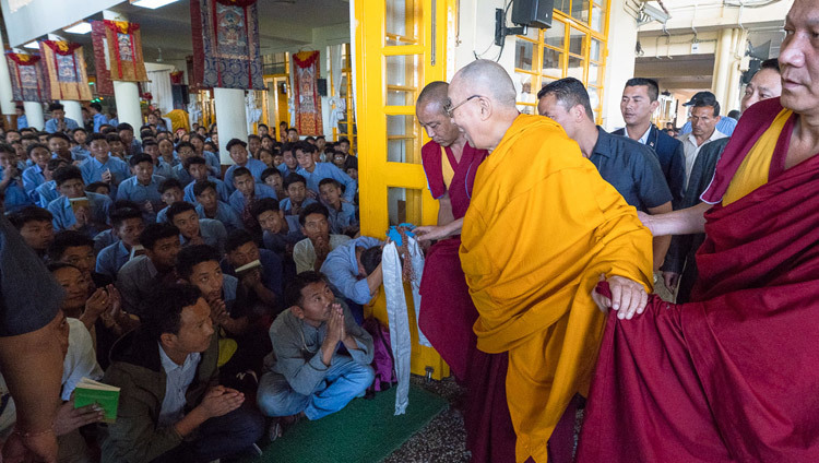 Sa Sainteté le Dalaï-Lama salue les étudiants de TCV alors qu'il arrive dans le temple tibétain principal à Dharamsala, en Inde, le 6 juin 2018. Photo de Tenzin Phuntsok