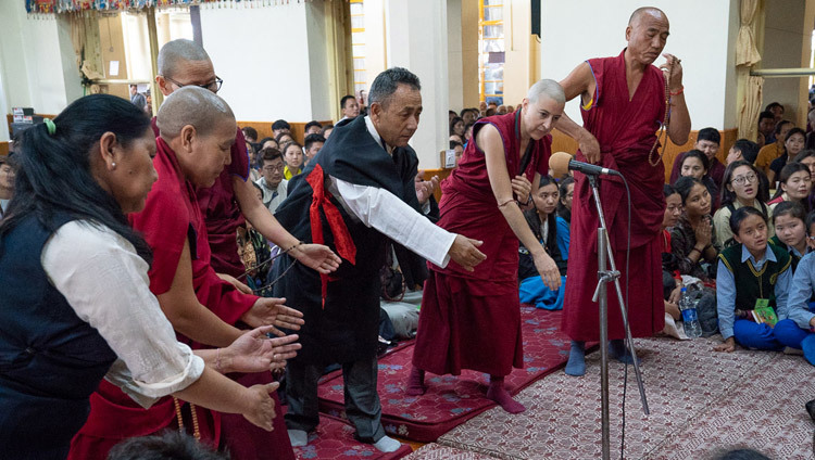 Les membres du groupe d'étude bouddhiste Dharamsala démontrent leurs compétences en matière de débat philosophique au début de l'enseignement de Sa Sainteté le Dalaï-Lama pour les jeunes étudiants tibétains au temple tibétain principal à Dharamsala, en Inde, le 6 juin 2018. Photo de Tenzin Phuntsok