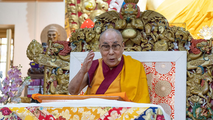 Sa Sainteté le Dalaï-Lama confère son enseignement  principalement adressé aux jeunes étudiants tibétains au temple tibétain principal à Dharamsala, en Inde, le 6 juin 2018. Photo de Tenzin Phuntsok