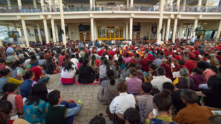 Un grand nombre des plus de 9 000 personnes qui assistent aux enseignements de Sa Sainteté le Dalaï-Lama grâce aux écrans de télévision dans la cour du temple tibétain principal à Dharamsala, en Inde, le 6 juin 2018. Photo de Tenzin Phuntsok
