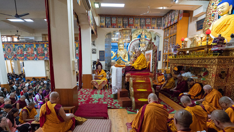 Sa Sainteté le Dalaï-Lama le premier jour de son enseignement pour les jeunes étudiants tibétains au temple tibétain principal à Dharamsala, Inde, le 6 juin 2018. Photo de Tenzin Phuntsok