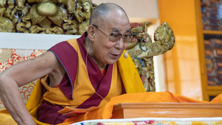 Sa Sainteté le Dalaï-Lama confère son enseignement aux jeunes étudiants tibétains au temple tibétain de Dharamsala, Inde, le 7 juin 2018. Photo de Tenzin Phuntsok