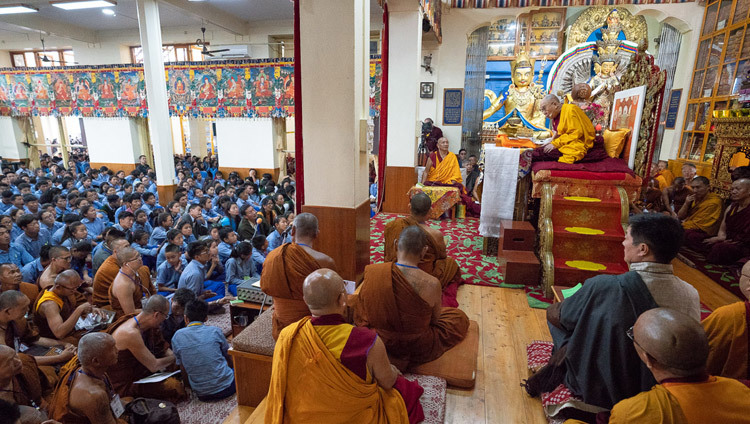 Une vue de l'intérieur du temple tibétain principal le deuxième jour de l'enseignement de Sa Sainteté le Dalaï-Lama pour les jeunes étudiants tibétains à Dharamsala, Inde, le 7 juin 2018. Photo de Tenzin Phuntsok