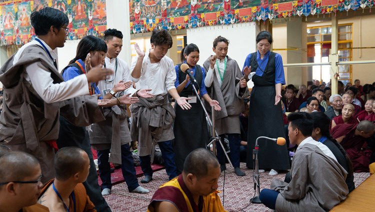 Des étudiants de Sherab Gatsel Lobling, l'école de transit tibétaine, font une démonstration de débat philosophique le dernier jour des enseignements de Sa Sainteté le Dalaï-Lama pour les jeunes étudiants tibétains au temple tibétain principal à Dharamsala, Inde, le 8 juin 2018. Photo de Tenzin Choejor