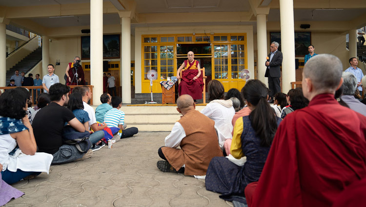 Sa Sainteté le Dalaï-Lama s'adresse aux visiteurs venus d'Inde et de l'étranger dans la cour du temple principal tibétain à Dharamsala, Inde, le 9 juin 2018. Photo de Tenzin Choejor
