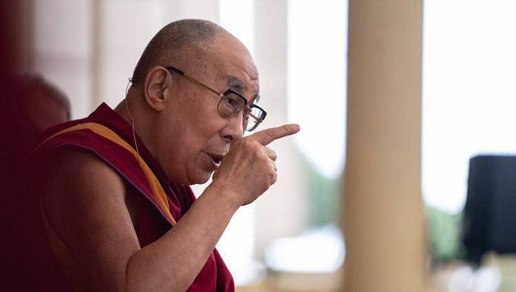 Sa Sainteté le Dalaï-Lama répond aux questions de l'auditoire lors de sa rencontre avec des visiteurs indiens et étrangers dans la cour du temple principal tibétain à Dharamsala, Inde, le 9 juin 2018. Photo de Tenzin Choejor