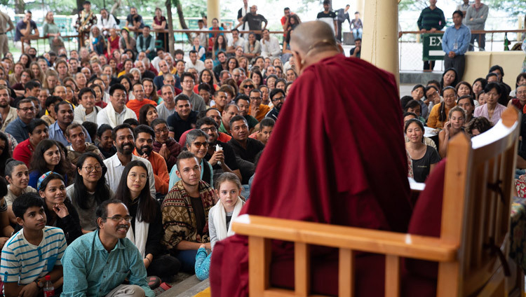 Sa Sainteté le Dalaï-Lama répond à la question d'une fillette de 8 ans lors de sa rencontre avec des visiteurs indiens et étrangers dans la cour du temple tibétain à Dharamsala, Inde, le 9 juin 2018. Photo de Tenzin Choejor