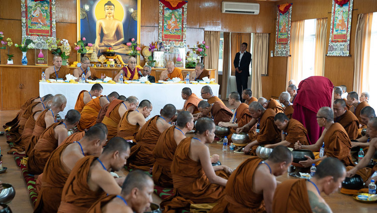 Sa Sainteté le Dalaï-Lama partage le déjeuner avec des moines thaïlandais à sa résidence à Dharamsala, Inde, le 9 juin 2018. Photo de Tenzin Choejor