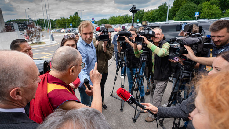 Sa Sainteté le Dalaï-Lama répond aux questions des journalistes à l'aéroport de Vilnius, Lituanie, le 12 juin 2018. Photo de Tenzin Choejor