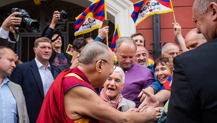 Amis et sympathisants accueillant Sa Sainteté le Dalaï-Lama alors qu'il arrive à son hôtel à Vilnius, en Lituanie, le 12 juin 2018. Photo de Tenzin Choejor