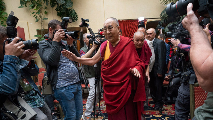 Sa Sainteté le Dalaï-Lama salue les membres des médias alors qu'il arrive pour leur réunion à Vilnius, en Lituanie, le 13 juin 2018. Photo de Tenzin Choejor