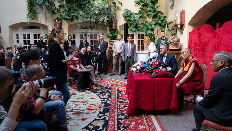 Sa Sainteté le Dalaï-Lama répond aux questions lors de sa rencontre avec les médias à Vilnius, Lituanie, le 13 juin 2018. Photo de Tenzin Choejor