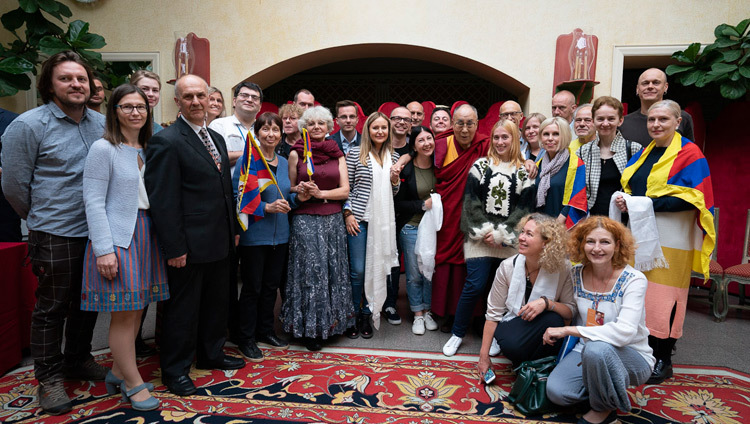 Sa Sainteté le Dalaï-Lama pose pour une photo de groupe avec les membres du Groupe parlementaire lituanien pour le Tibet et les sympathisants de la cause tibétaine à Vilnius, en Lituanie, le 14 juin 2018. Photo de Tenzin Choejor