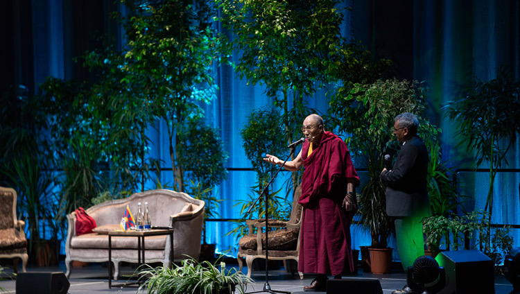 Sa Sainteté le Dalaï-Lama s'adresse au public de plus de 2500 personnes à la Siemens Arena à Vilnius, Lituanie, le 14 juin 2018. Photo de Tenzin Choejor