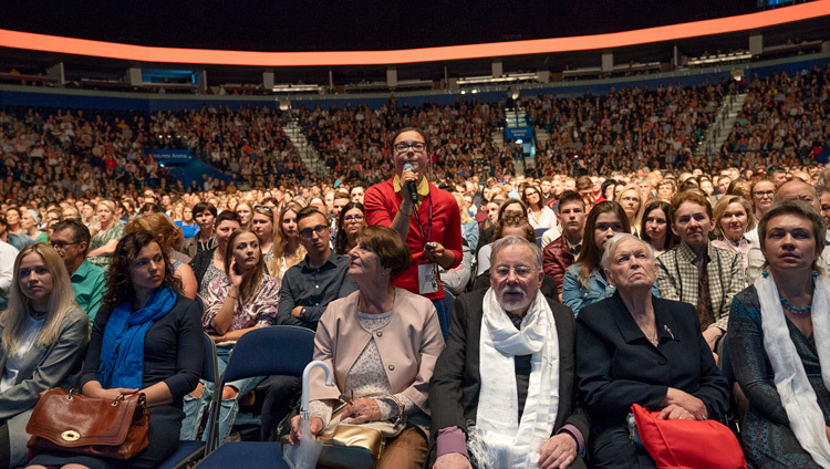 Un membre de l'auditoire pose une question à Sa Sainteté le Dalaï-Lama lors de son discours au Siemens Arena à Vilnius, Lituanie, le 14 juin 2018. Photo de Tenzin Choejor