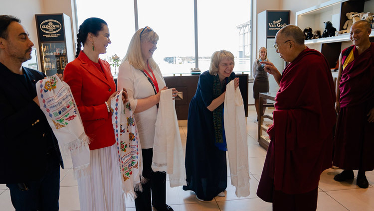 Les organisateurs de la visite de Sa Sainteté le Dalaï-Lama à Riga l'accueillent à son arrivée à son hôtel à Riga, Lettonie, le 15 juin 2018. Photo de Tenzin Choejor