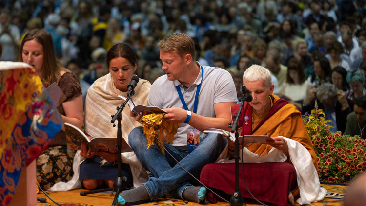 Un groupe letton récitant le Soutra du Cœur en letton au début de l'enseignement de Sa Sainteté le Dalaï-Lama à Riga, Lettonie, le 16 juin 2018. Photo de Tenzin Choejor