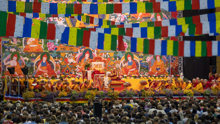 Une vue de la scène avec Sa Sainteté le Dalaï-Lama le premier jour de ses enseignements au Skonto Hall à Riga, Lettonie, le 16 juin 2018. Photo de Tenzin Choejor