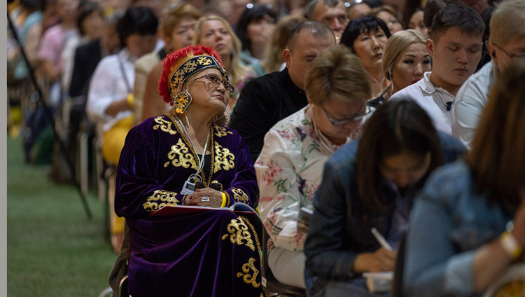 Quelques-uns des plus de 4000 personnes qui assistent aux enseignements de Sa Sainteté le Dalaï-Lama au Skonto Hall à Riga, Lettonie, le 16 juin 2018. Photo de Tenzin Choejor