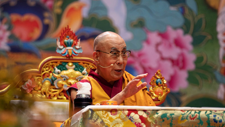 Sa Sainteté le Dalaï-Lama s'exprime le deuxième jour de ses trois jours d'enseignement à Riga, Lettonie, le 17 juin 2018. Photo de Tenzin Choejor