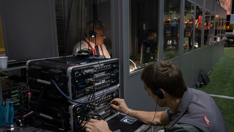 Un technicien assurant le suivi de la transmission FM de l'interprétation en différentes langues lors de la deuxième journée d'enseignement de Sa Sainteté le Dalaï-Lama à Riga, Lettonie, le 17 juin 2018. Photo de Tenzin Choejor