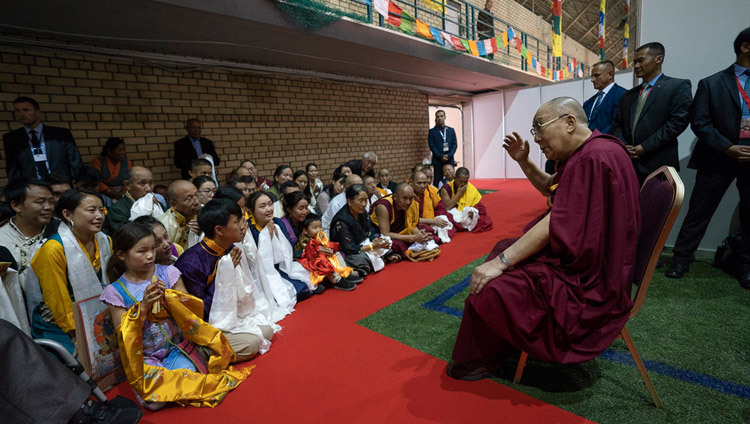 Sa Sainteté le Dalaï-Lama a rencontré des Tibétains de plusieurs pays européens à la fin de la deuxième journée d'enseignement à Riga, Lettonie, le 17 juin 2018. Photo de Tenzin Choejor