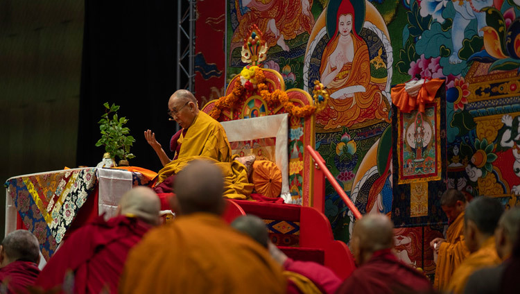 Sa Sainteté le Dalaï-Lama conduit les rituels préparatoires pour l'initiation d'Avalokitèshvara le dernier jour de ses enseignements à Riga, Lettonie, le 18 juin 2018. Photo de Tenzin Choejor