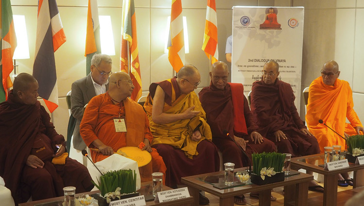 Sa Sainteté le Dalaï-Lama avec des moines aînés du Myanmar et du Sri Lanka qui ont assisté au deuxième Dialogue sur Vinaya lors de leur rencontre à New Delhi, en Inde, le 1er juillet 2018. Photo de Jeremy Russel