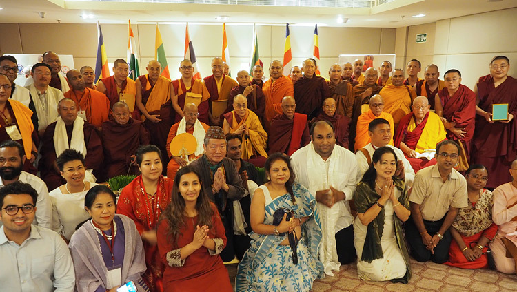 Sa Sainteté le Dalaï-Lama avec les délégués à l'occasion du deuxième Dialogue sur Vinaya lors de leur réunion à New Delhi, Inde, le 1er juillet 2018. Photo de Jeremy Russell
