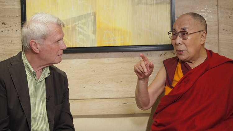 Sa Sainteté le Dalaï-Lama accorde une interview à Adriaan van Dis pour la télévision néerlandaise à New Delhi, Inde, le 2 juillet 2018. Photo de Jeremy Russell