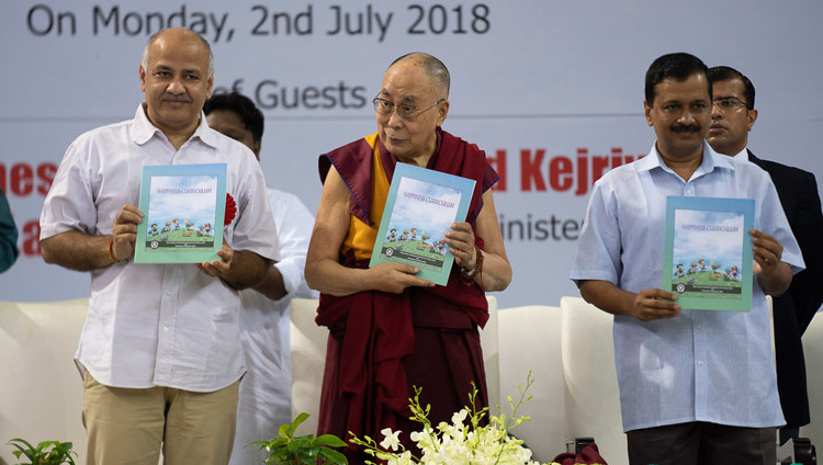 Le vice-ministre en chef de Delhi, Manish Sisodia, Sa Sainteté le Dalaï-Lama et le ministre en chef de Delhi, Arvind Kejriwal, présentant le "Happiness Curriculum" dans les écoles publiques de Delhi à New Delhi, en Inde, le 2 juillet 2018. Photo de Tenzin Choejor