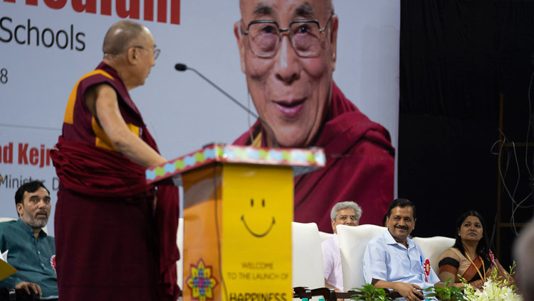 Sa Sainteté le Dalaï-Lama s'adresse au rassemblement lors du lancement du "Happiness Curriculum" dans les écoles publiques de Delhi à New Delhi, Inde, le 2 juillet 2018. Photo de Tenzin Choejor
