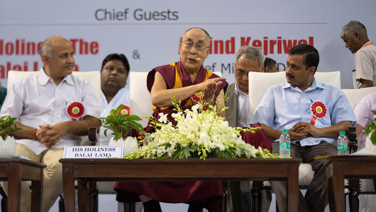 Sa Sainteté le Dalaï-Lama répond aux questions de l'auditoire lors de son discours lors du lancement du programme d'enseignement du bonheur dans les écoles publiques de Delhi à New Delhi, Inde, le 2 juillet 2018. Photo de Tenzin Choejor