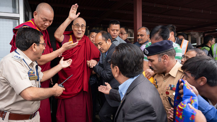 Sa Sainteté le Dalaï-Lama salue ses sympathisants à son arrivée à l'aéroport de Leh, Ladakh, J&K, Inde, le 3 juillet 2018. Photo de Tenzin Choejor