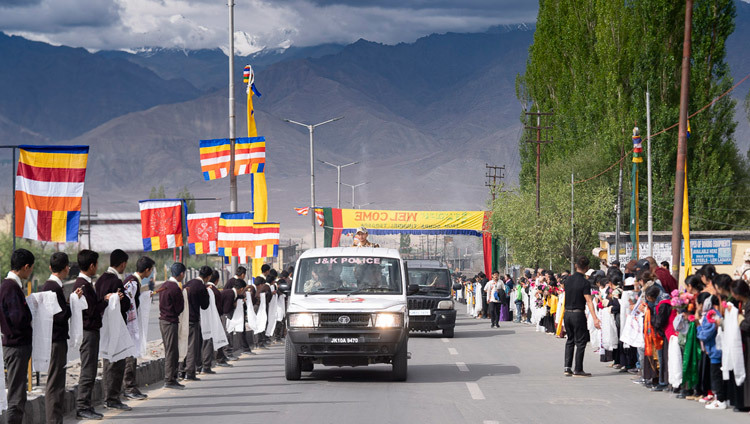 Le 3 juillet 2018, le cortège de Sa Sainteté le Dalaï-Lama se rendra de l'aéroport à sa résidence à Leh, Ladakh, Inde. Photo de Tenzin Choejor