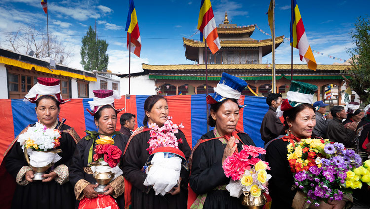 Des femmes en habits traditionnels attendant que Sa Sainteté le Dalaï-Lama arrive au Jokhang à Leh, Ladakh, J&K, Inde, le 4 juillet 2018. Photo de Tenzin Choejor