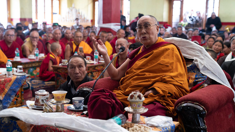Sa Sainteté le Dalaï-Lama prononce son discours lors du rassemblement au Jokhang à Leh, Ladakh, J&K, Inde, le 4 juillet 2018. Photo de Tenzin Choejor