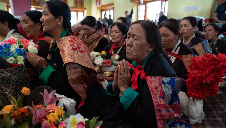 Membres de l'auditoire écoutant Sa Sainteté le Dalaï-Lama au Jokhang à Leh, Ladakh, J&K, Inde, le 4 juillet 2018. Photo de Tenzin Choejor