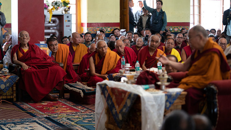 Sa Sainteté le Dalaï-Lama prononce un discours lors de son pèlerinage au Jokhang à Leh, Ladakh, J&K, Inde, le 4 juillet 2018. Photo de Tenzin Choejor