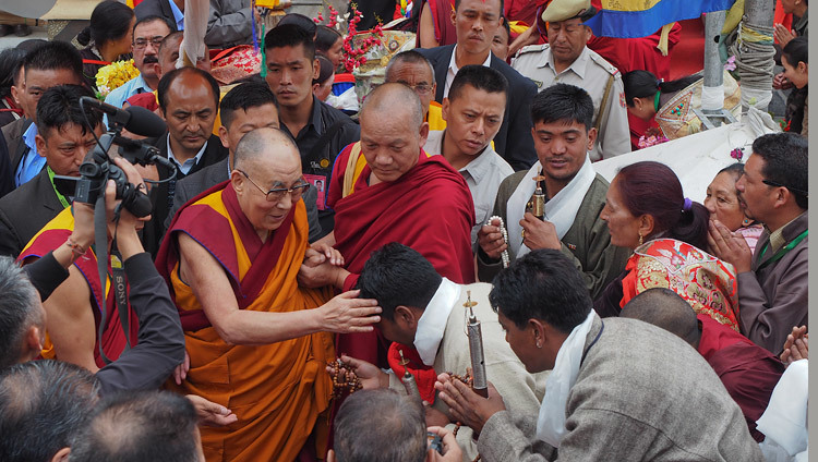 Sa Sainteté le Dalaï-Lama interagit avec les membres de la foule réunis à l'extérieur du Leh Jokhang alors qu'il se prépare à partir pour sa résidence à Leh, Ladakh, J&K, Inde le 4 juillet 2018. Photo de Jeremy Russell