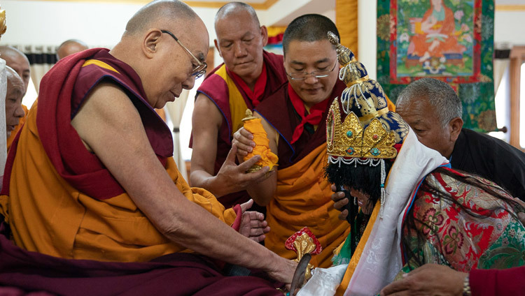 L'oracle de Dorje Yamakyong rend hommage à Sa Sainteté le Dalaï-Lama pendant les prières matinales le jour de son 83ème anniversaire à sa résidence à Leh, Ladakh, Inde, le 6 juillet 2018. Photo de Tenzin Choejor