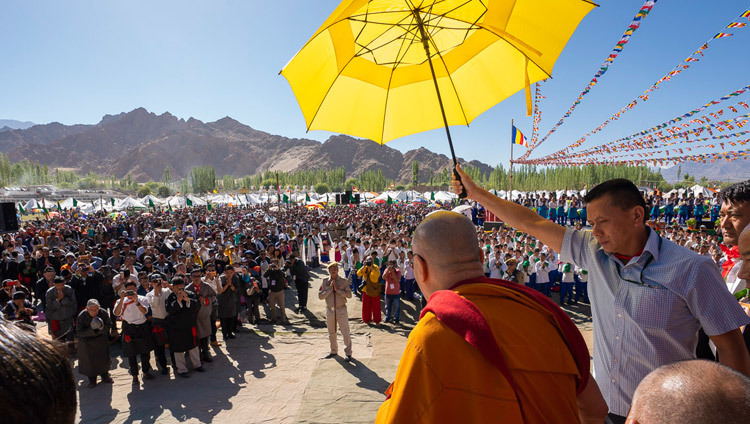 Sa Sainteté le Dalaï-Lama salue la foule de plus de 25 000 personnes à son arrivée au Pavillon d'enseignement Shiwatsel pour les célébrations de son 83e anniversaire à Leh, Ladakh, Inde, le 6 juillet 2018. Photo de Tenzin Choejor