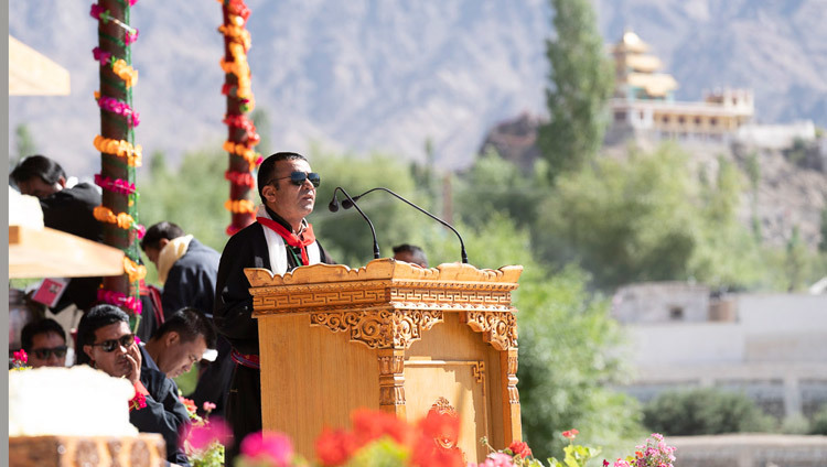 Le Président de l'Association Bouddhiste du Ladakh Tsewang Thinles ouvre les célébrations du 83ème anniversaire de Sa Sainteté le Dalaï-Lama au site de Shiwatsel à Leh, Ladakh, Inde le 6 juillet 2018. Photo de Tenzin Choejor