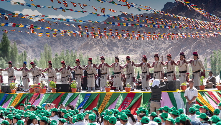 Une troupe culturelle Ladakhi interprétant une chanson folklorique Ladakhi lors des célébrations du 83ème anniversaire de Sa Sainteté le Dalaï-Lama à Leh, Ladakh, Inde, le 6 juillet 2018. Photo de Tenzin Choejor
