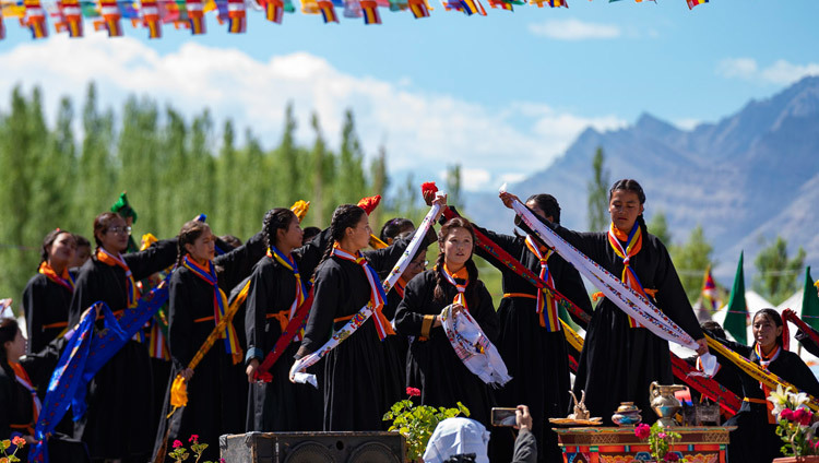 Des filles des écoles Ladakhi offrent des chants lors des célébrations du 83ème anniversaire de Sa Sainteté le Dalaï-Lama à Leh, Ladakh, Inde, le 6 juillet 2018. Photo de Tenzin Choejor