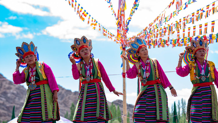 Un groupe de Tibétains interprétant le Lhamo tibétain (ou l'opéra traditionnel) lors des célébrations du 83ème anniversaire de Sa Sainteté le Dalaï-Lama à Leh, Ladakh, Inde, le 6 juillet 2018. Photo de Tenzin Choejor