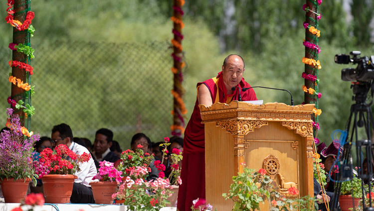 Au nom des bouddhistes de Mongolie Woeser Rinpoché a pris la parole lors des célébrations du 83ème anniversaire de Sa Sainteté le Dalaï-Lama à Leh, Ladakh, Inde, le 6 juillet 2018. Photo de Tenzin Choejor