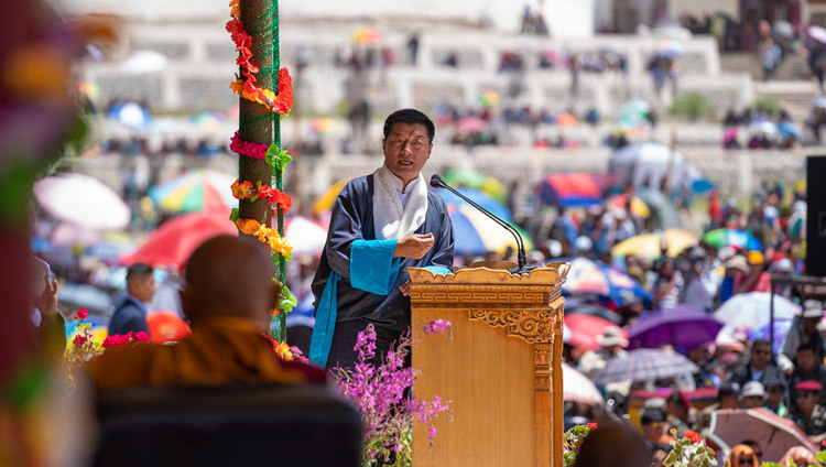 Le Président du CTA, le Dr Lobsang Sangay, prononce une allocution lors des célébrations du 83ème anniversaire de Sa Sainteté le Dalaï-Lama à Leh, Ladakh, Inde, le 6 juillet 2018. Photo de Tenzin Choejor